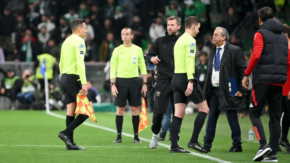 Saint-Etienne vs Lyon hanging after the referee hit something in the stands Saint-Etienne vs Lyon hanging after the referee hit something in the stands